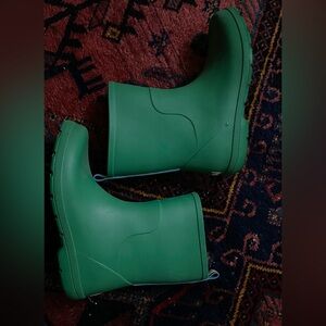Green kids' rubber boots size 5. 
Worn just a few times. Great condition.
